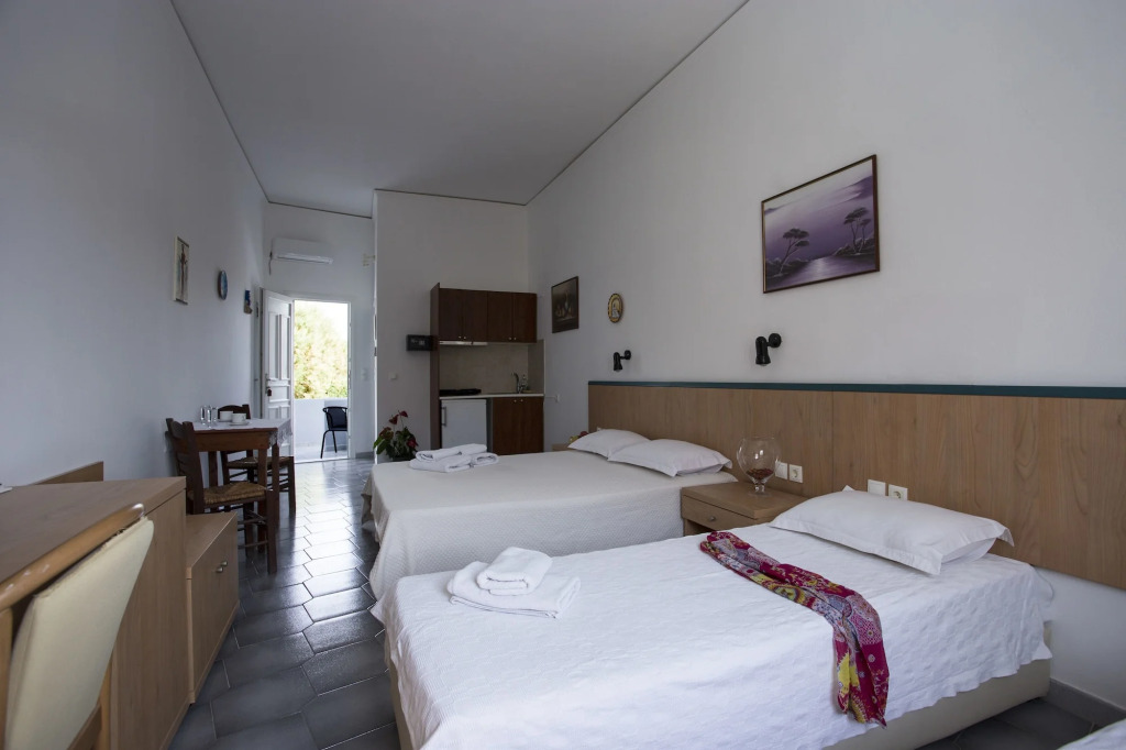 Sunrise Studios in Perissa