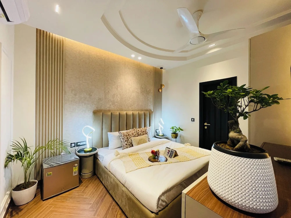 BedChambers Saket