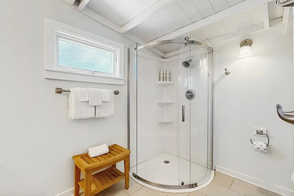 Sunny Oceanfront Home With Balcony, Full Kitchen, Central AC, & Washer/dryer