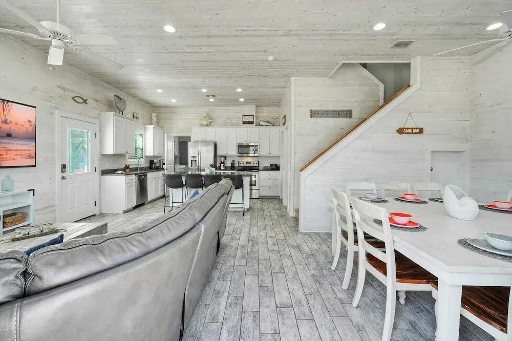 2 Homes in Gulf Village by Avantstay Sleeps 24, 2blocks to the Beach, Pool, Game Room, Patio w/ Outdoor Bar