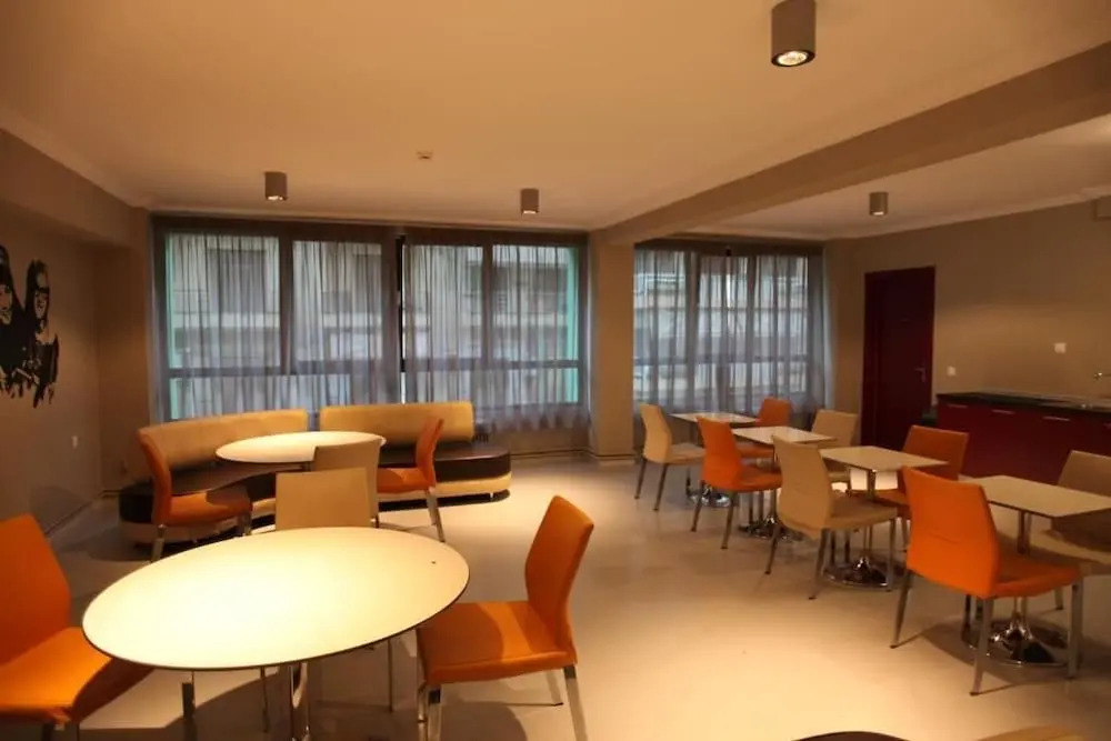 Stay Hybrid Youth Hostel