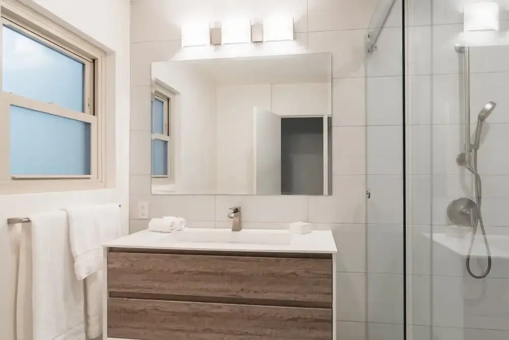 Spacious and Bright 5-bedroom Oasis Pool and Yard