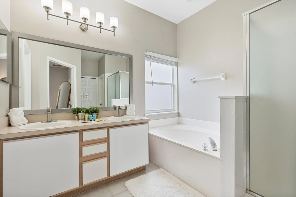 Cozy 5 bedrooms, tranquility right next to Disney!