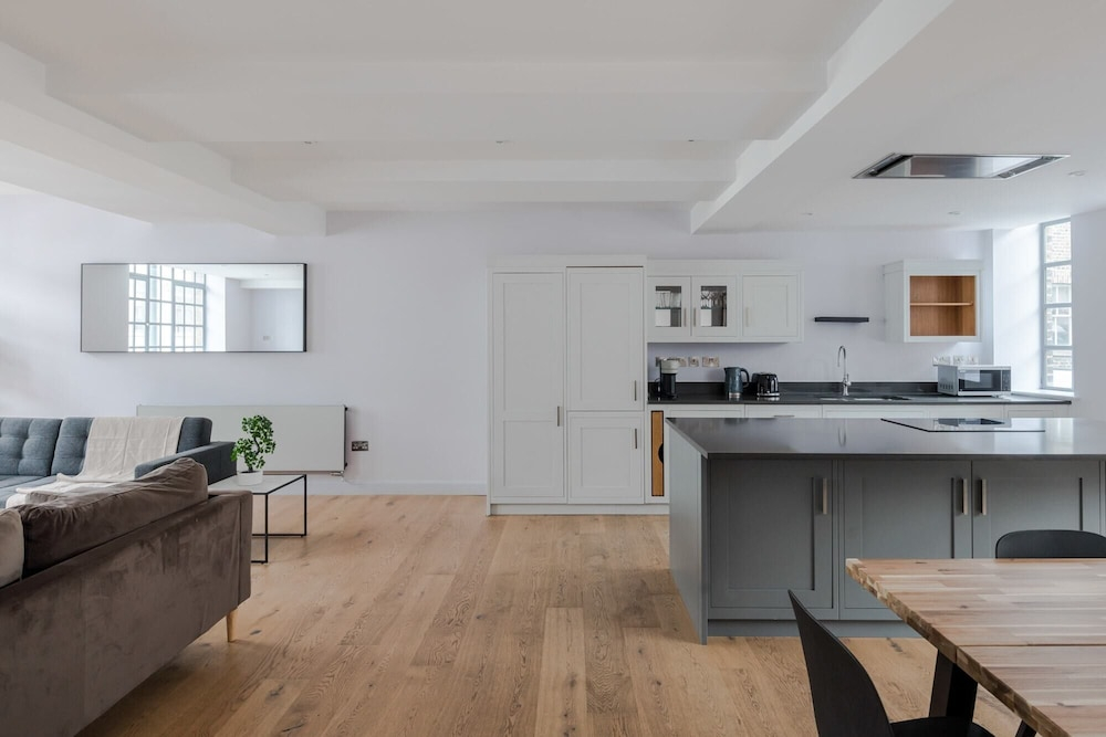 The Eyre Suite Two - Farringdon - by Frankie