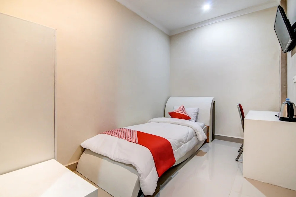 RedDoorz Hotel Baaraka near Living World