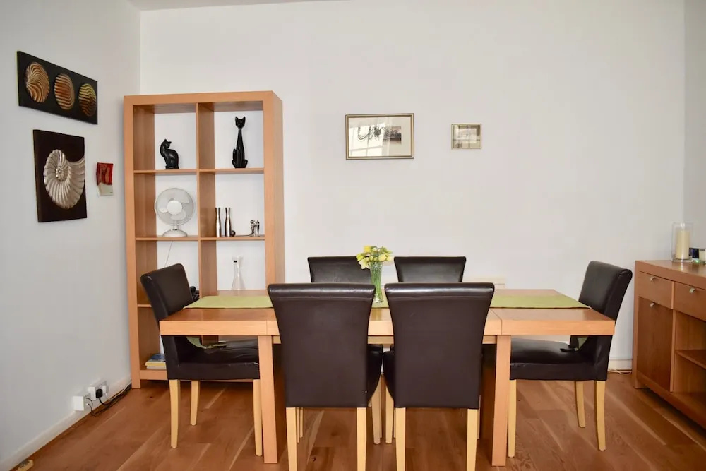 Spacious 1 Bedroom Flat Near The Beach