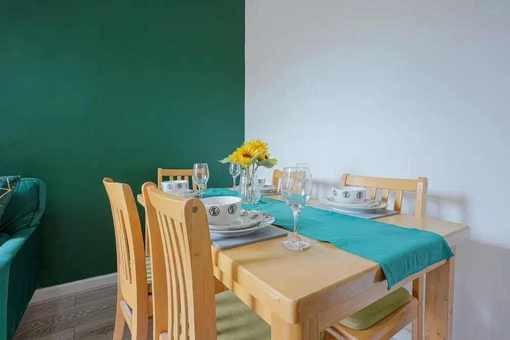 5 Bed House - Sleeps 10 - Parking - Wifi