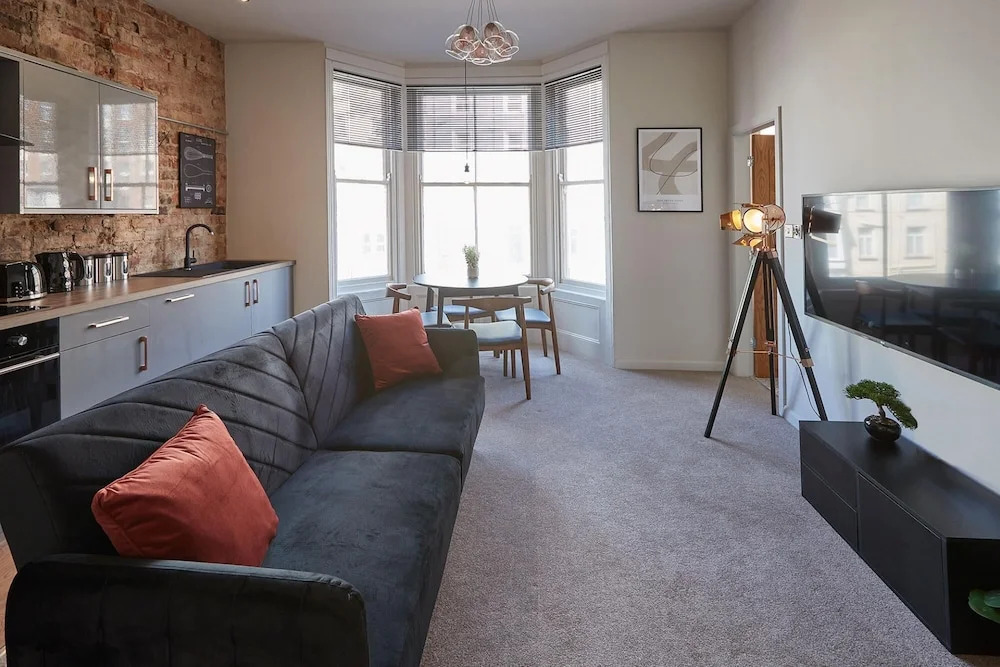 Bright North Bay Apartment Cricket Ground Views