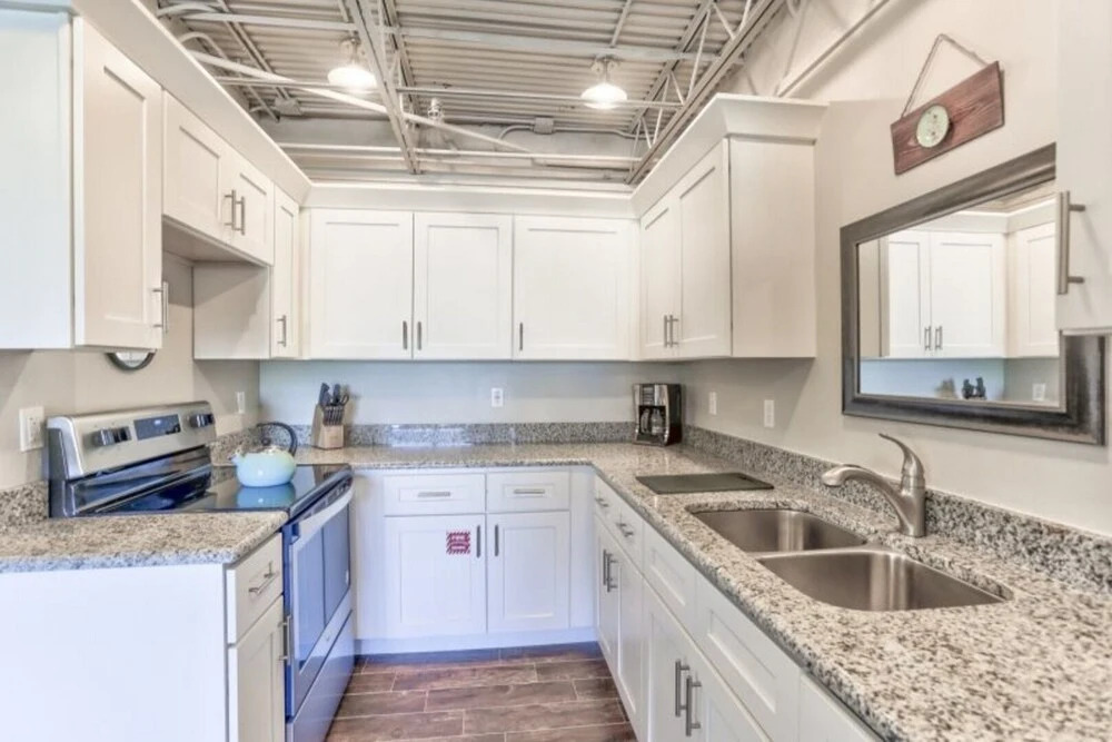Ocean Jewel 2- Modern Loft Close to Beach and Shops