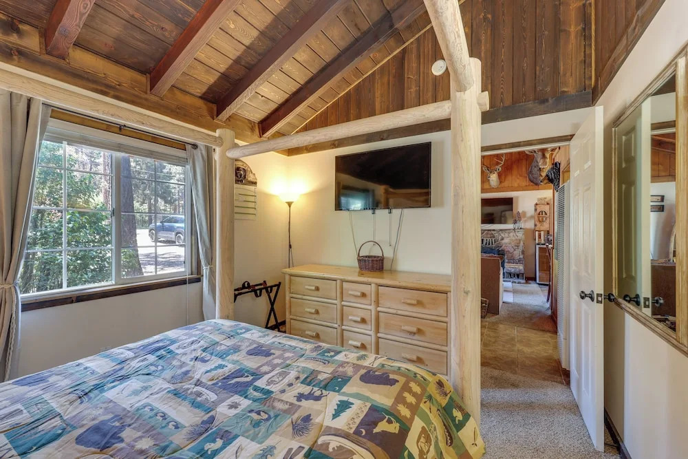 2 Mi to Big Bear Lake! Quiet Cabin w/ Yard & Grill