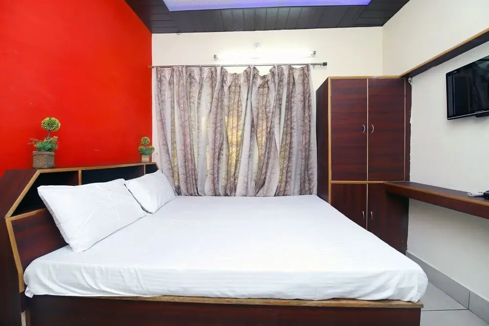 Mr Shawarma Family Restaurant & Hotel by OYO Rooms
