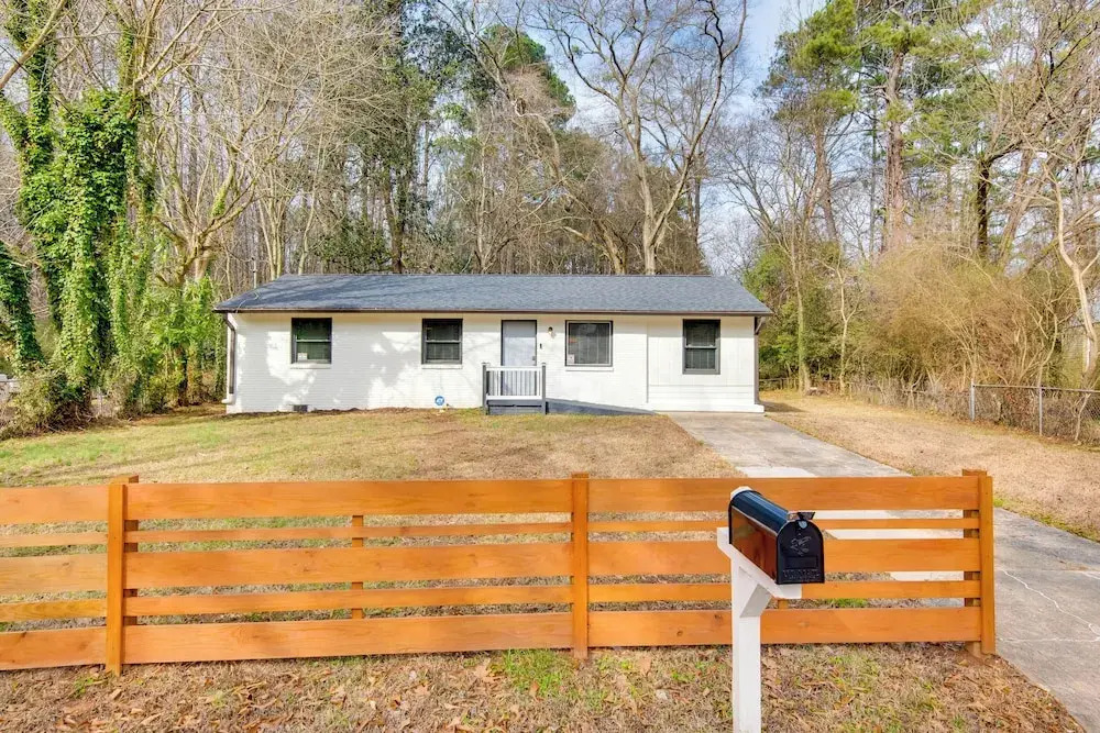 6 Mi to Mercedes-Benz! Pet-Friendly Yard in ATL