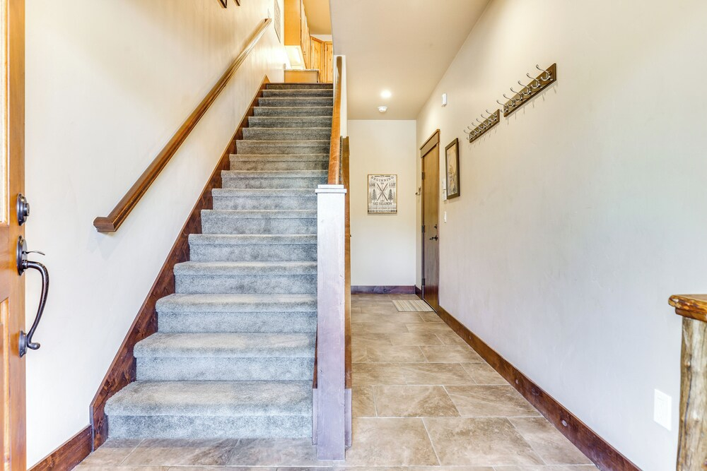 Ski Shuttle & Community Perks: Keystone Townhome