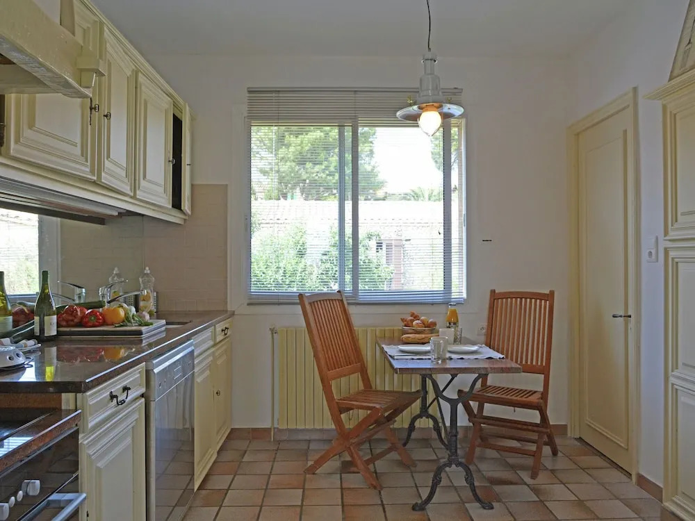 Single storey cottage with view on the Medieval city