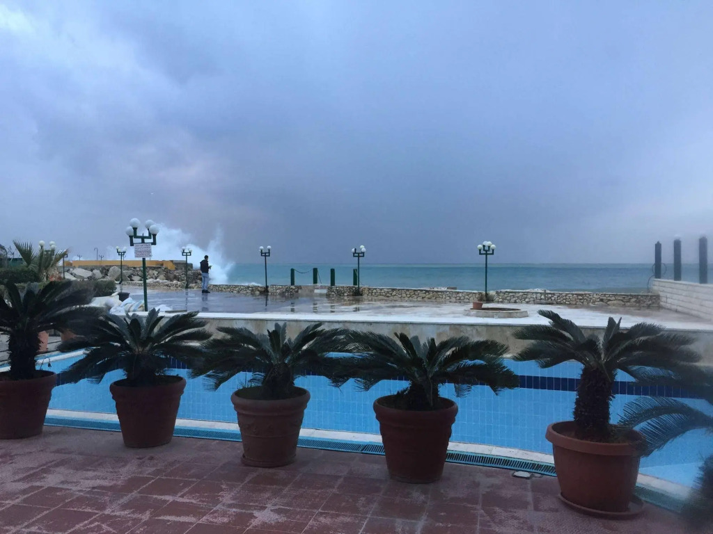 Holiday Suites Hotel & Beach Resort