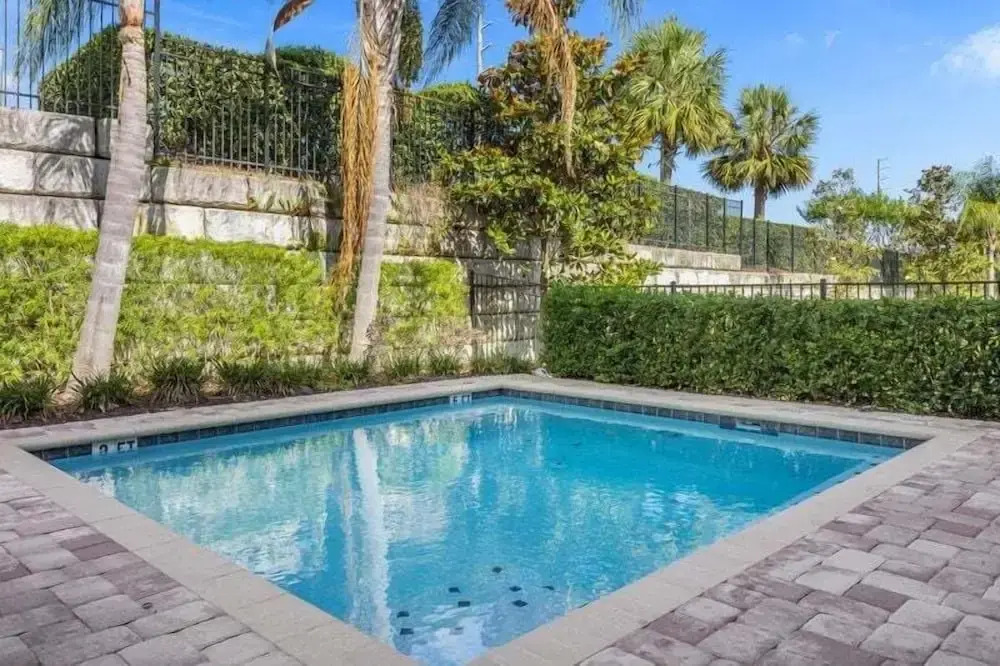 350-8-pc-open Floor Plan With Private Pool