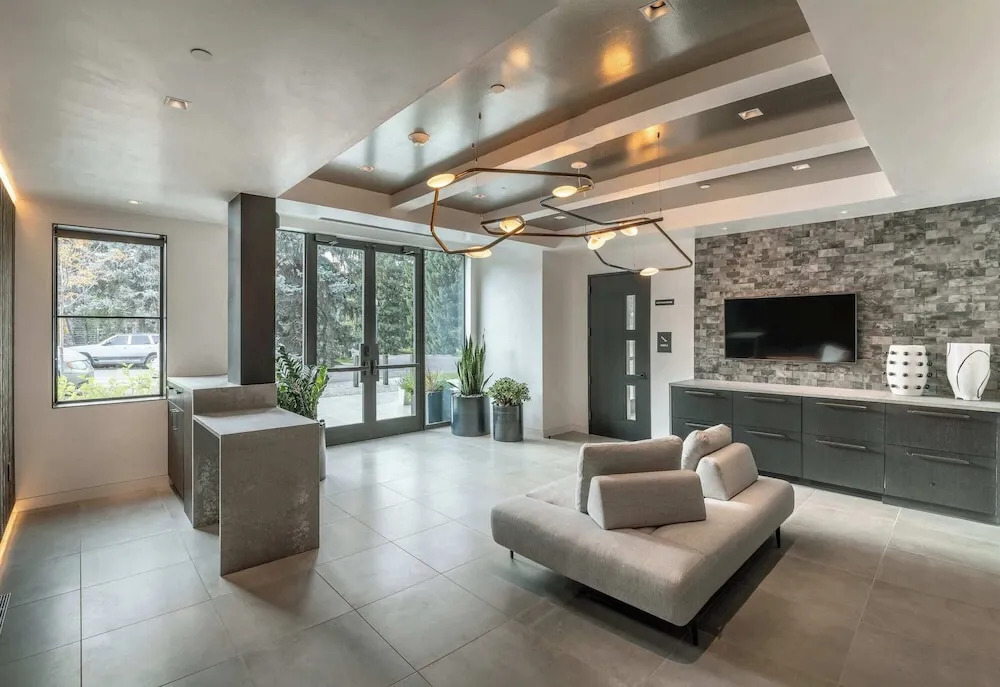 Aspen St Lodge by Rove 10br With Outdoor Amenities