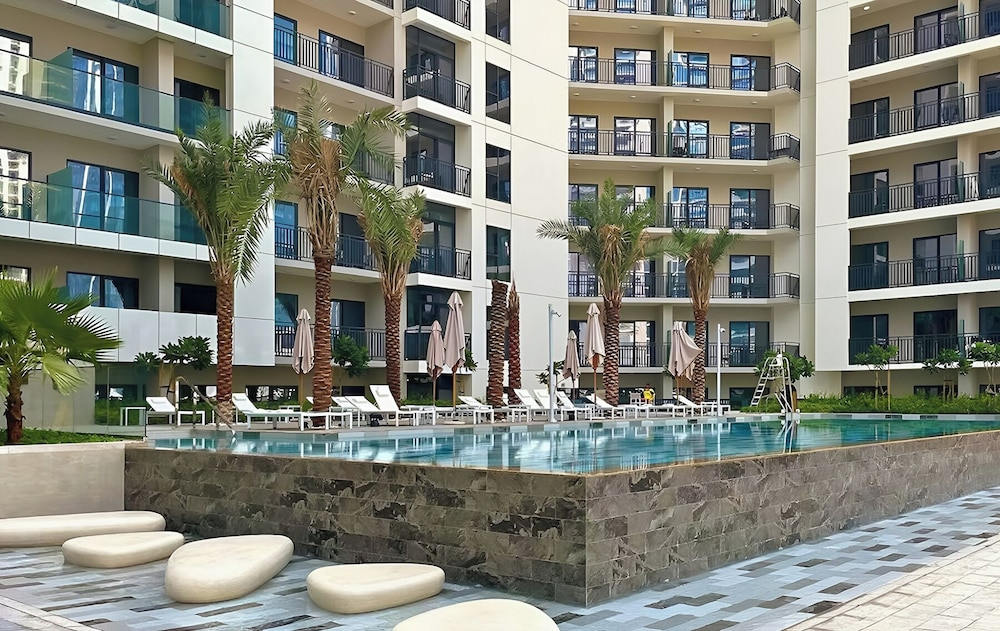 Canal View 1BR Near Business Bay Metro