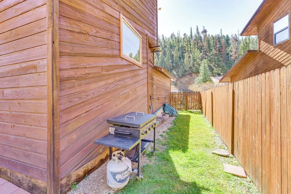 < 1 Mi to Skiing: Family-friendly Red River Haven
