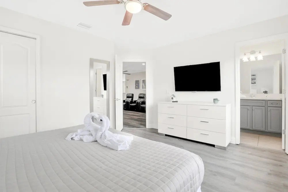 Well-stocked Home With Game Room, Enclosed Pool, Patio, & Child-friendly Items