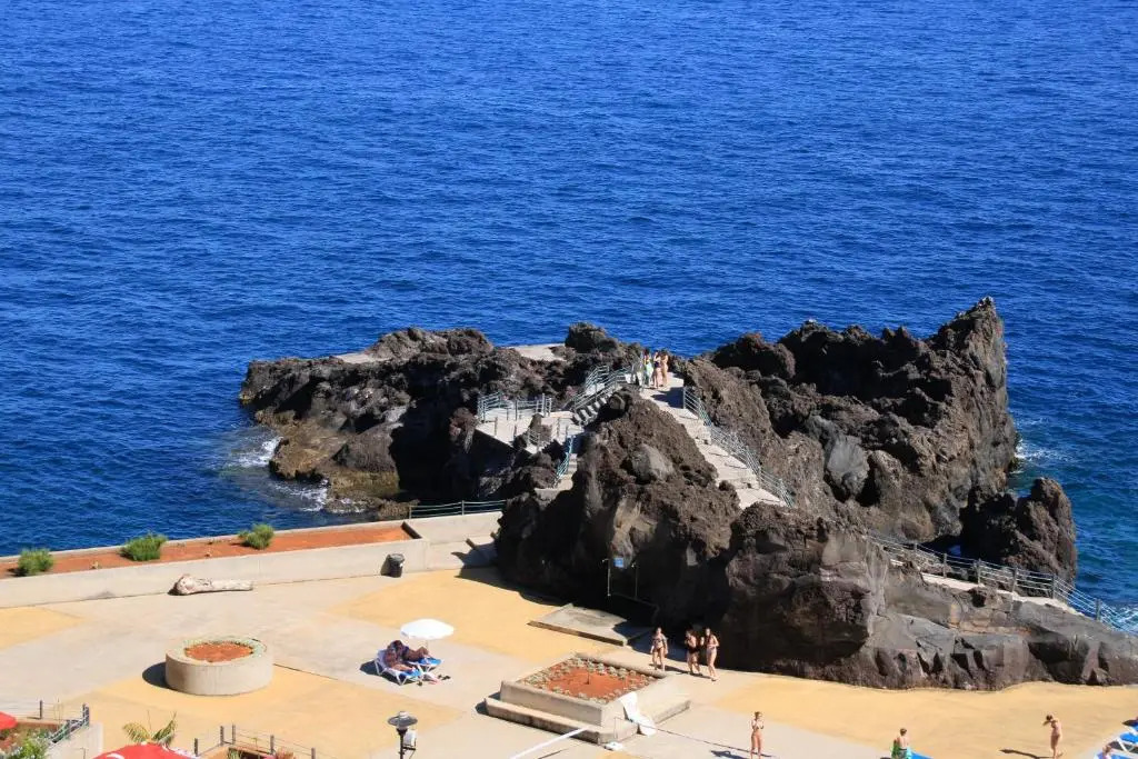One bedroom bungalow with sea view enclosed garden and wifi at Funchal 1 km away from the beach