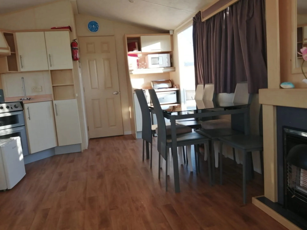 Caravan - Sleeps 8 - Pets Ok - Parking - Site Pool