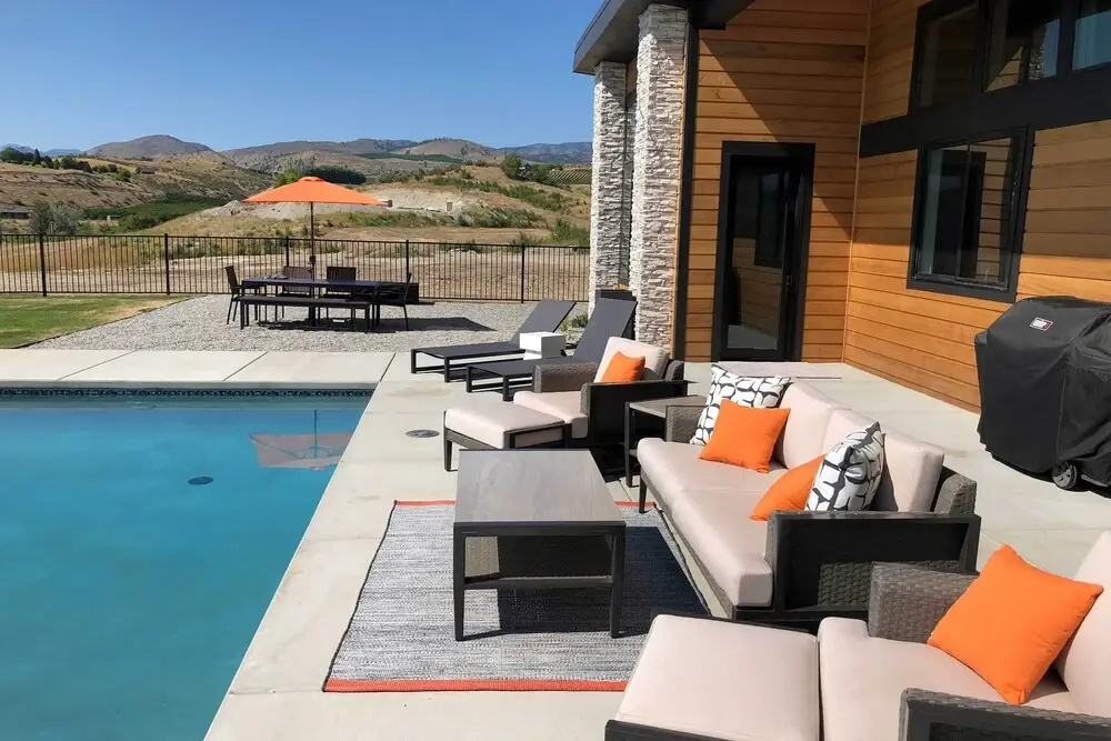 Lavish Lake Chelan Escape: Pool & Panoramic Views