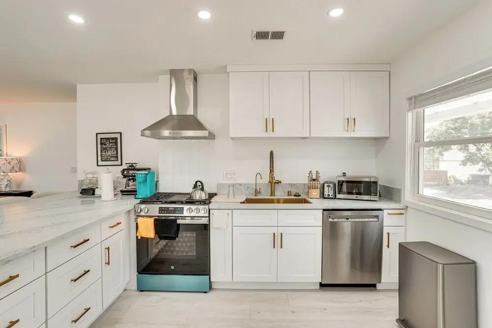 7 Mi Huntington Beach: Family Home w/ Patio!
