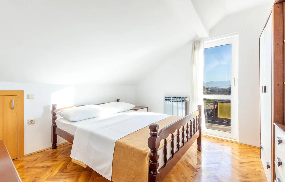 Stunning Apartment in Kastel Luksic With 3 Bedrooms