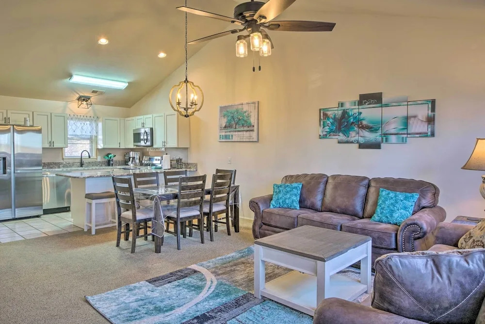 Walk-in Branson West Condo w/ Balcony, Pool Access