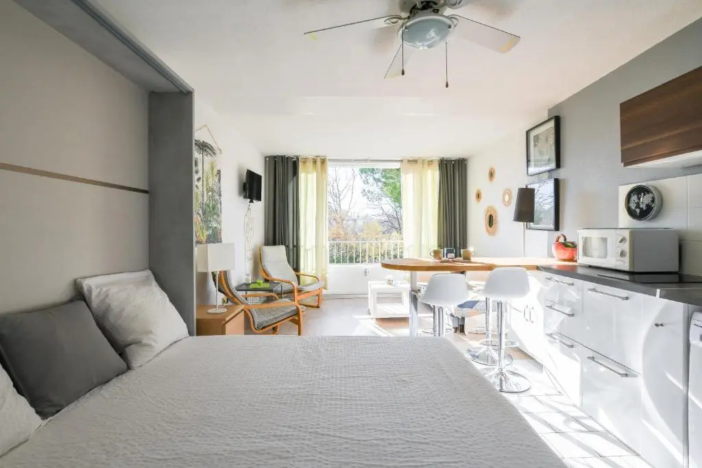 Grand Studio lumineux, piscine, quartier authentique