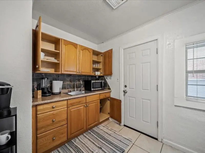 Spacious 1 Bedroom Midtown Tulsa Duplex w private Yard for Dogie