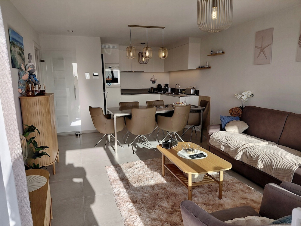 Luxury Apartment With Pool & Parking