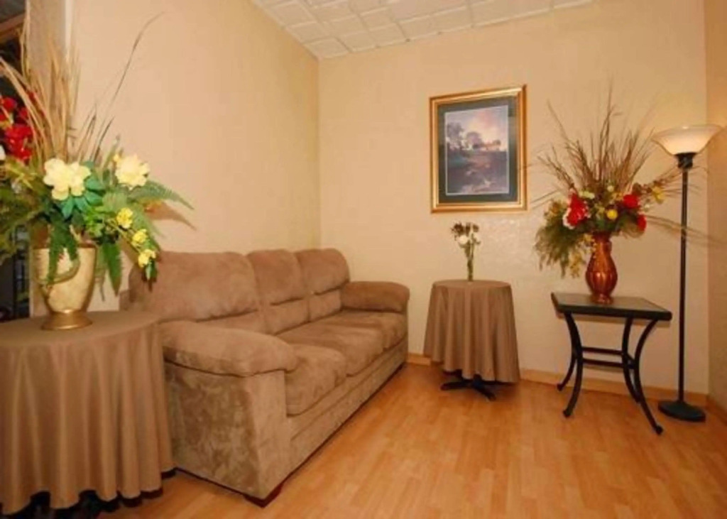 Econo Lodge Inn & Suites Waterloo Downtown