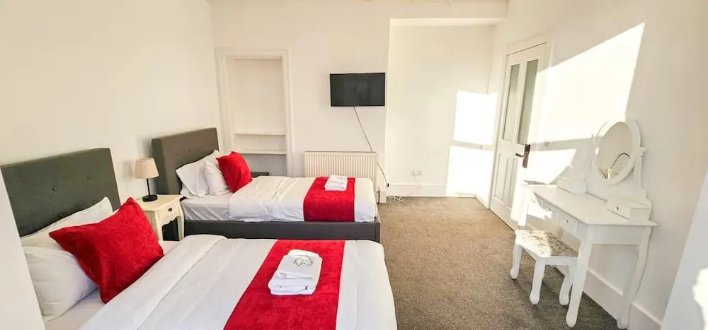 House Sleeps 6 With Enclosed Garden