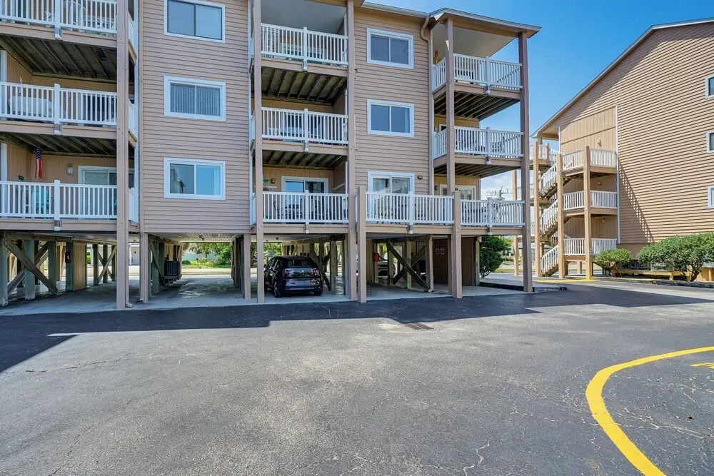 Breezy Carolina Beach Condo w/ Balcony & Pools!