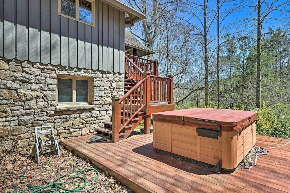 40-acre Mtn-view Retreat w/ Hot Tub in Banner Elk!