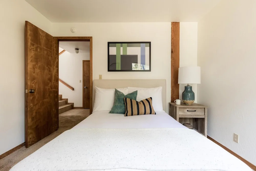 Wolfe by AvantStay | Near Lake Tahoe, w/ Hot Tub, Fireplace, 2 Private Decks!