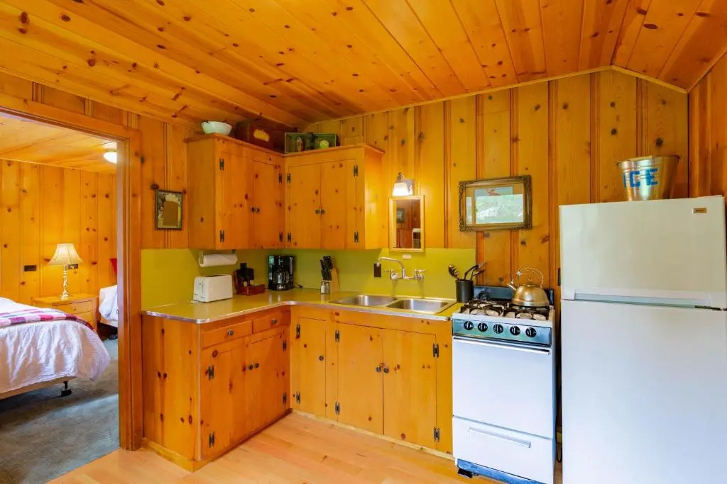 Lake Creek Lodge