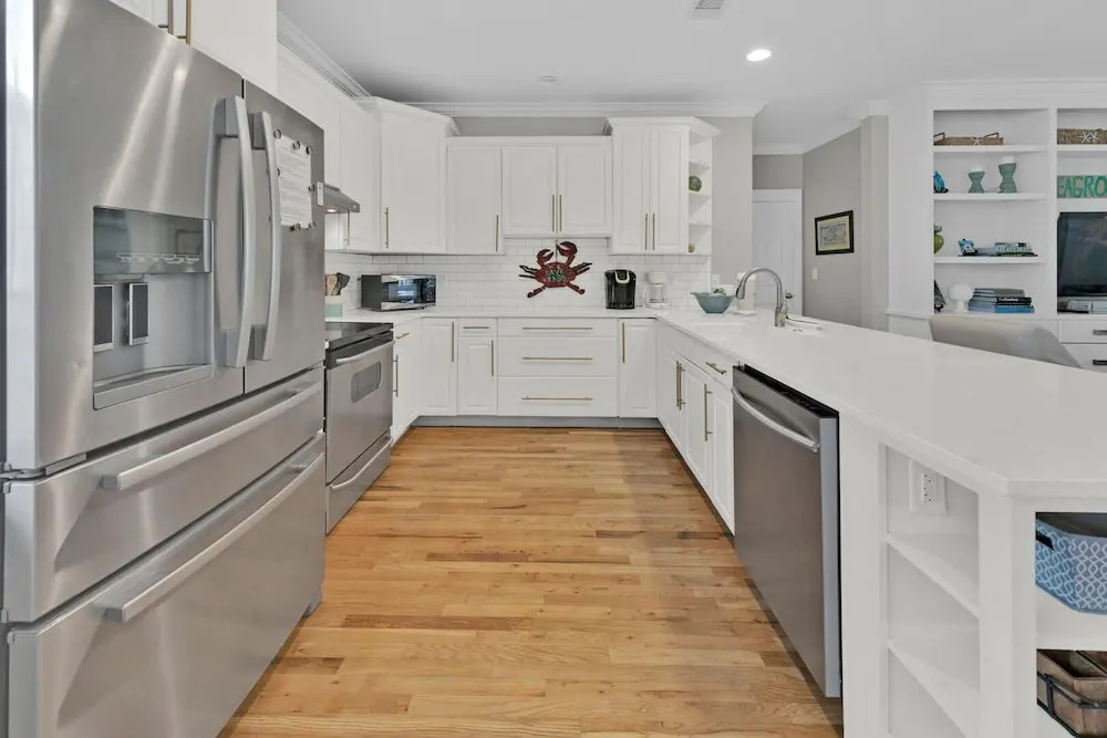 Spacious 4-bedroom Beach Retreat: Ideal for Families & Groups!