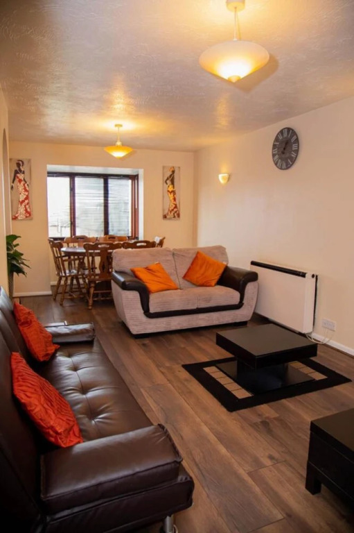 Cozy Two Bedroom Apartment Located in Gravesend