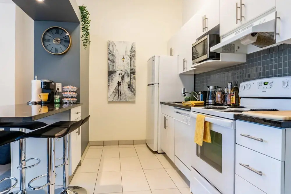 Comfy DT Loft w Parking Rooftop Patio BBQ Gym