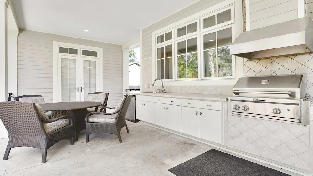 1a Sea Lane 6 Bedroom Home