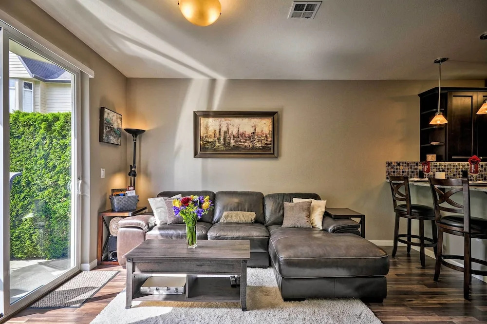 Modern Vancouver Townhome - Right on Main St!