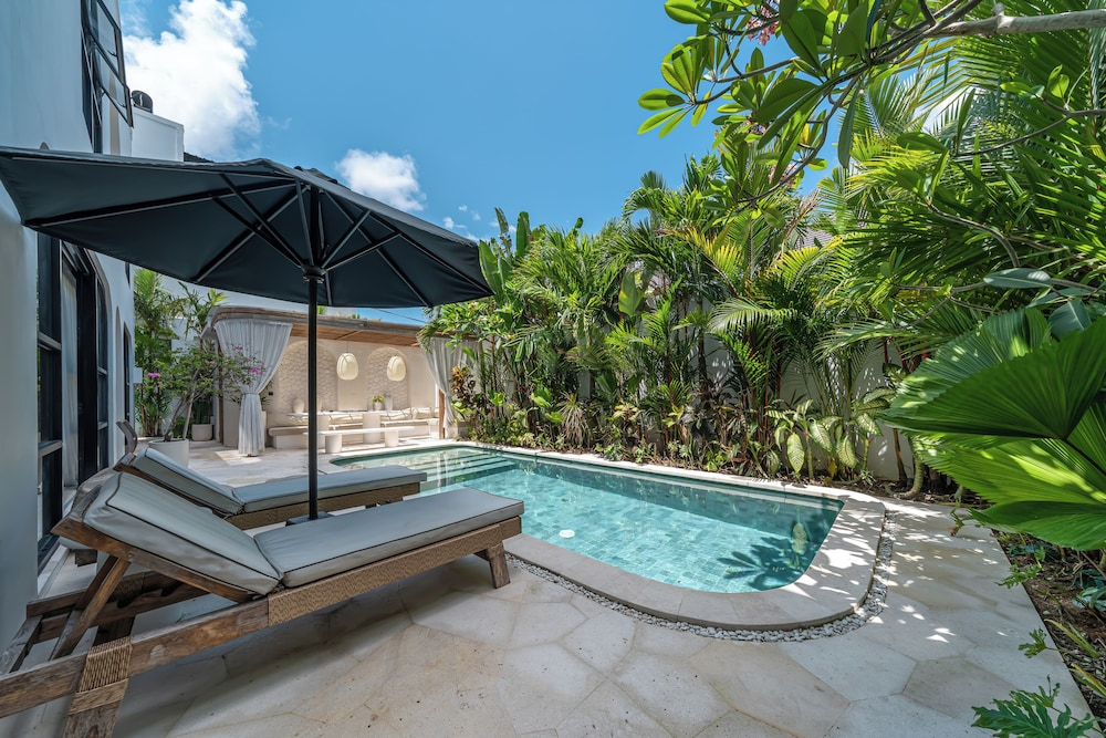 Altara Villa Umalas - Stylish 4BR Villa with Patio & Balcony in Umalas