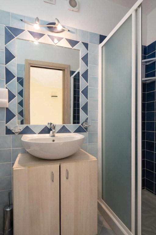Apartment with a sea view, has 2 bedrooms: one double with en-suite bathroom and one triple with a F-CALA MORESCA