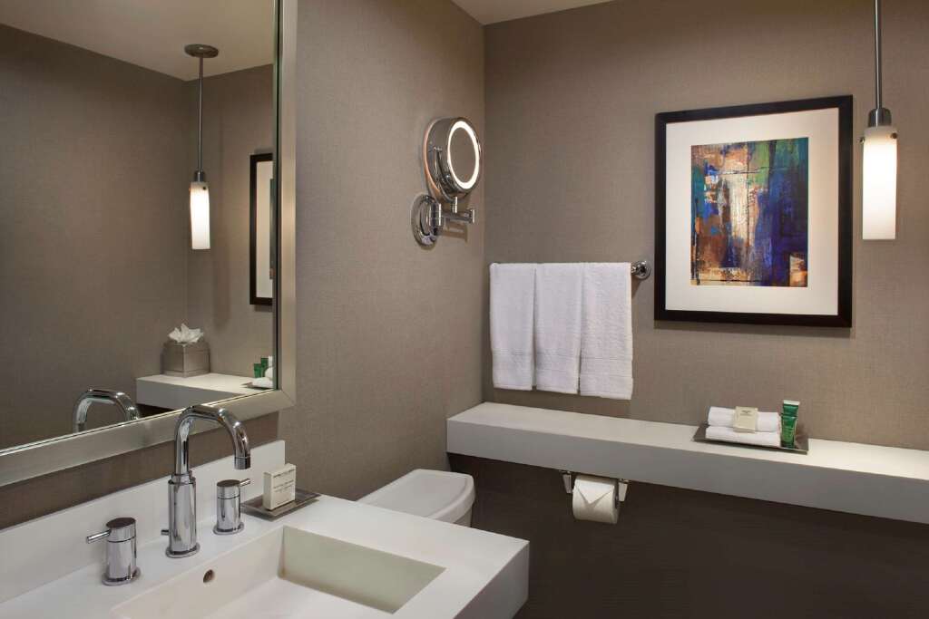 Hilton Toronto Airport Hotel & Suites