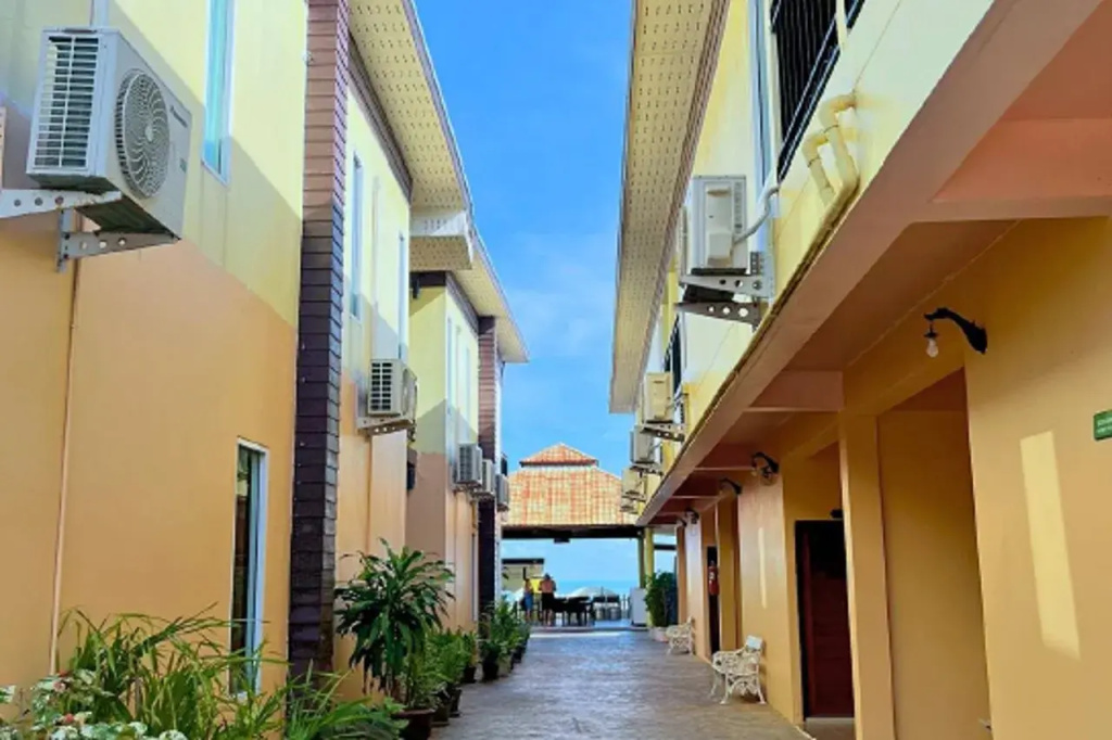 Chom By The Sea