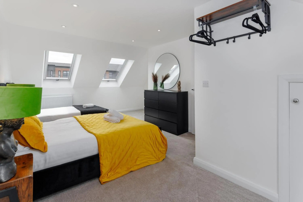 Air Host and Stay - Beautiful new build 3 bedroom house sleeps 8 minutes from LFC 21