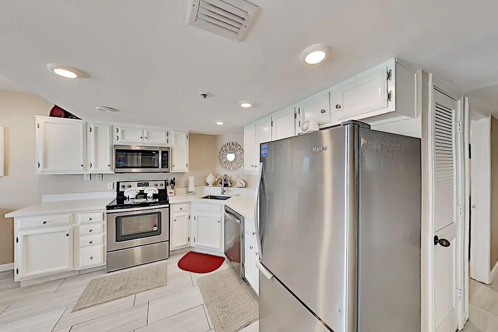 Walkable Gulf-front Perch: Oversize Balcony & Pool 2 Bedroom Condo